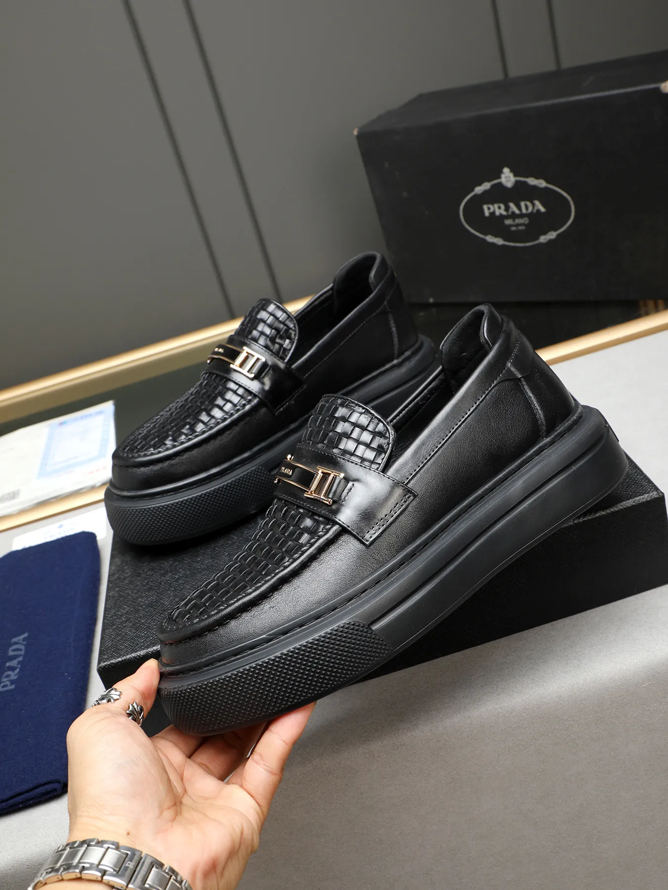 Men's Men's Shoes 💰500 Prada/Prada Men's new casual shoes, this upper is made of imported calfskin + sheep lining! The outsole is made of non-slip foam outsole, which feels good on your feet and is a fashionable and stylish item!  Size: 38-44 (45 customized)